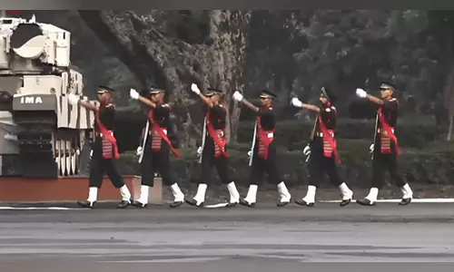 चैटवुड बिल्डिंग के सामने ड्रिल स्क्वायर पर IMA की पासिंग आउट परेड चैटवुड बिल्डिंग के सामने ड्रिल स्क्वायर पर IMA की पासिंग आउट परेड