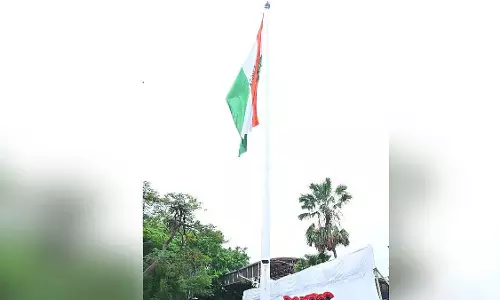 शिरडी साईंबाबा मंदिर के पास फ्लैग फाउंडेशन ऑफ इंडिया द्वारा 108 फीट ऊंचे राष्ट्रीय ध्वज का अनावरण किया