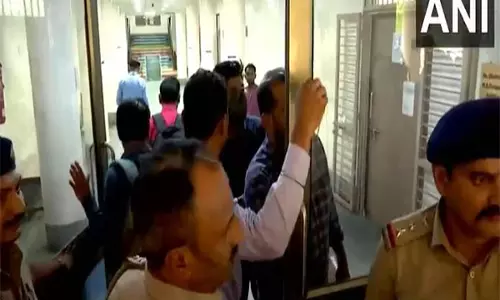 Ahmedabad plane crash: पीड़ितों की पहचान के लिए डीएनए सैंपल एकत्र करना जारी Ahmedabad plane crash: पीड़ितों की पहचान के लिए डीएनए सैंपल एकत्र करना जारी