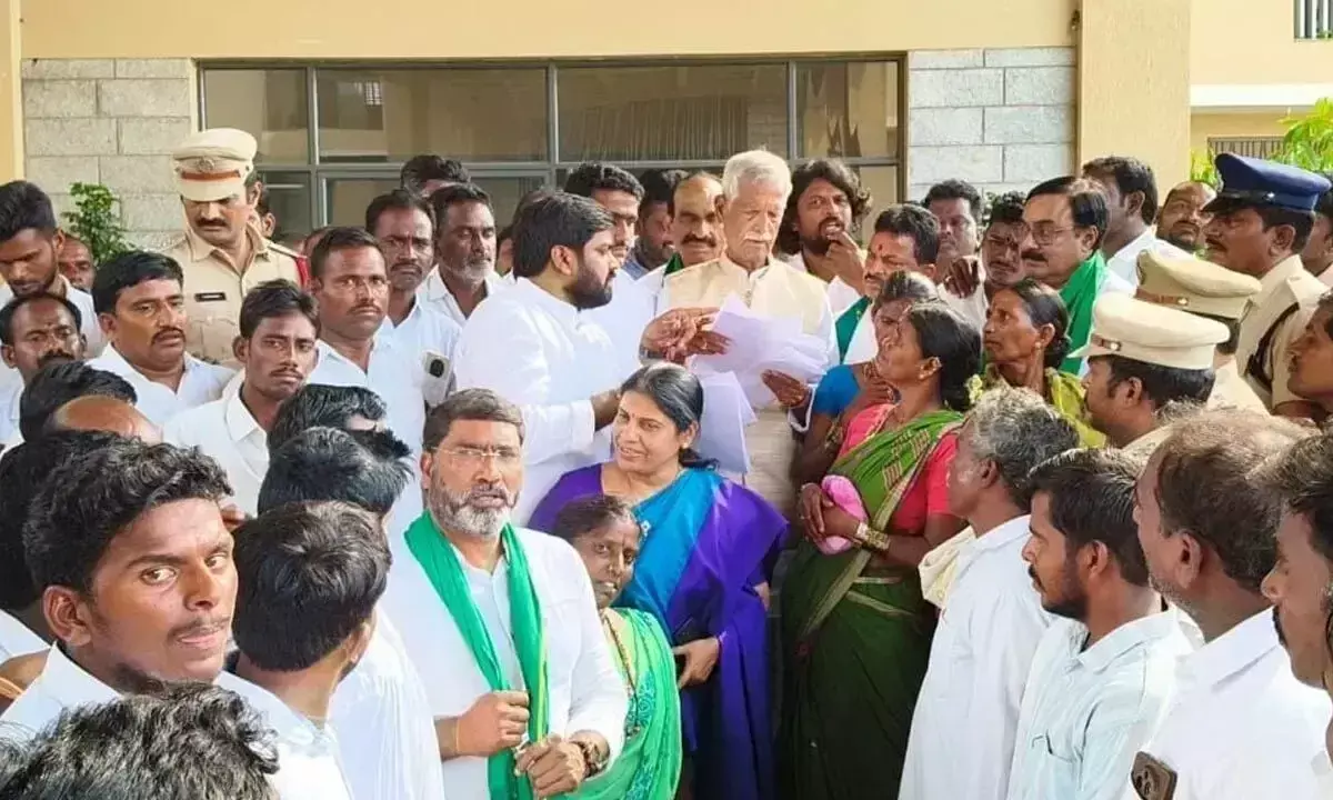 Telangana: गडवाल में बीज कपास के शोषण पर विशाल याचिका प्रस्तुत की गई Telangana: गडवाल में बीज कपास के शोषण पर विशाल याचिका प्रस्तुत की गई