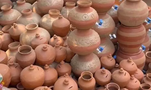 Prayagraj: परंपरागत देसी उपाय ‘मटका’ एक बार फिर चर्चा में Prayagraj: परंपरागत देसी उपाय ‘मटका’ एक बार फिर चर्चा में