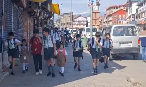 भीषण गर्मी के कारण स्कूल समय में कटौती की मांग