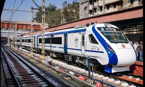 तकनीकी खराबी के कारण वंदे भारत एक्सप्रेस Nellore में रुकी, यात्रियों को परेशानी तकनीकी खराबी के कारण वंदे भारत एक्सप्रेस Nellore में रुकी, यात्रियों को परेशानी