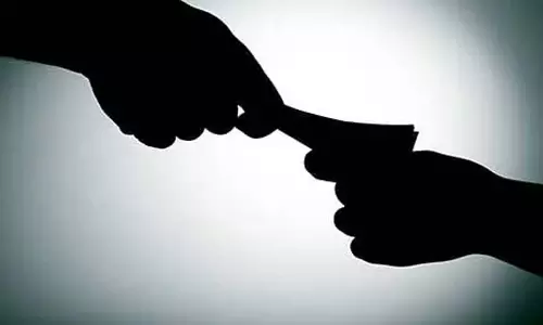 ACB ने पटवारी को 5000 रुपए की रिश्वत लेते गिरफ्तार किया ACB ने पटवारी को 5000 रुपए की रिश्वत लेते गिरफ्तार किया