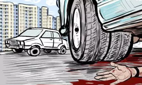 Jaunpur: सड़क किनारे खड़े ट्रेलर में कार जा घुसी, पिता की मौत Jaunpur: सड़क किनारे खड़े ट्रेलर में कार जा घुसी, पिता की मौत