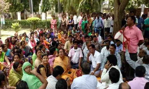 Lucknow: शिक्षामित्रों का संघर्ष जारी, मांगों को लेकर 18वें दिन भूखे रहेंगे प्रदर्शनकारी