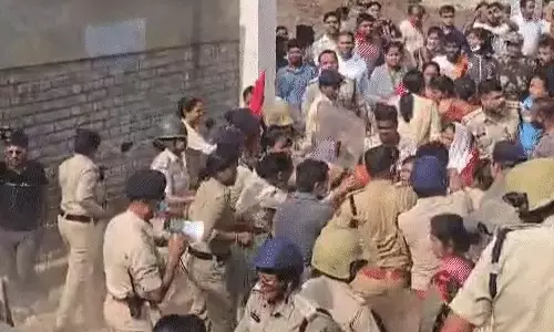 रायगढ़ में पुलिस फोर्स और ग्रामीणों के बीच हुई झूमाझटकी रायगढ़ में पुलिस फोर्स और ग्रामीणों के बीच हुई झूमाझटकी