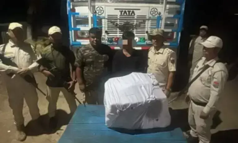 Manipur में मादक पदार्थ का भंडाफोड़: भारत-म्यांमार सीमा पर 22 करोड़ रुपये की मेथ जब्त Manipur में मादक पदार्थ का भंडाफोड़: भारत-म्यांमार सीमा पर 22 करोड़ रुपये की मेथ जब्त