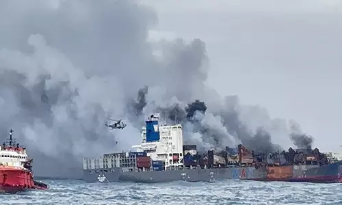 Indian Navy ने संकटग्रस्त पोत एमवी वान है 503 पर बचाव दल को सफलतापूर्वक हवाई मार्ग से उतारा Indian Navy ने संकटग्रस्त पोत एमवी वान है 503 पर बचाव दल को सफलतापूर्वक हवाई मार्ग से उतारा