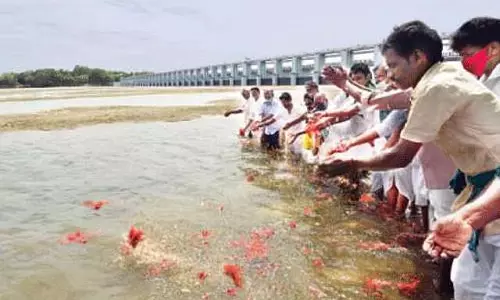 कावेरी का पानी मुक्कोंबु पहुंचा: फूल और चावल की माला छिड़क कर स्वागत किया गया कावेरी का पानी मुक्कोंबु पहुंचा: फूल और चावल की माला छिड़क कर स्वागत किया गया