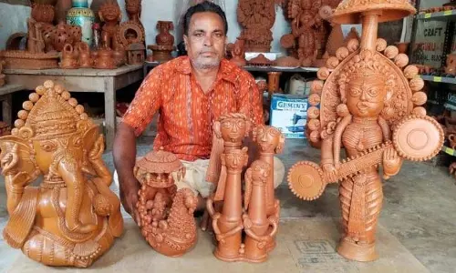 सुबरनपुर का मिट्टी का जादूगर टेराकोटा की अगली पीढ़ी को दे रहा प्रशिक्षण