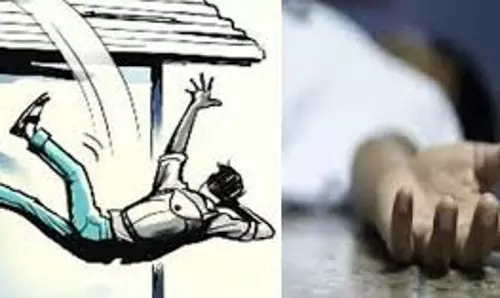 Rudrapur: छत से गिरकर युवक की मौत, परिजनों में कोहराम Rudrapur: छत से गिरकर युवक की मौत, परिजनों में कोहराम