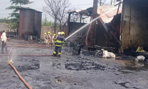 रायपुर में डामर फैक्ट्री में लगी आग, वीडियो रायपुर में डामर फैक्ट्री में लगी आग, वीडियो
