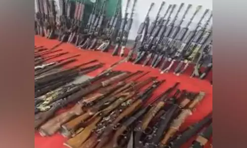 Manipur: सुरक्षा बलों ने घाटी के जिलों में बड़ी कार्रवाई करते हुए 328 हथियार बरामद किए