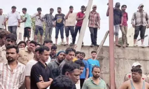 विधायक की मौजूदगी में गुस्साए स्थानीय लोगों ने MIM कार्यकर्ताओं से झड़प की विधायक की मौजूदगी में गुस्साए स्थानीय लोगों ने MIM कार्यकर्ताओं से झड़प की