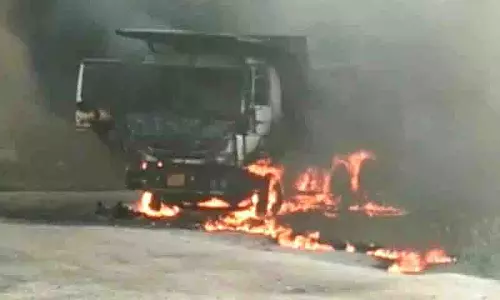 Sangareddy में ट्रक के बिजली के तारों से टकराने से चालक जिंदा जल गया Sangareddy में ट्रक के बिजली के तारों से टकराने से चालक जिंदा जल गया