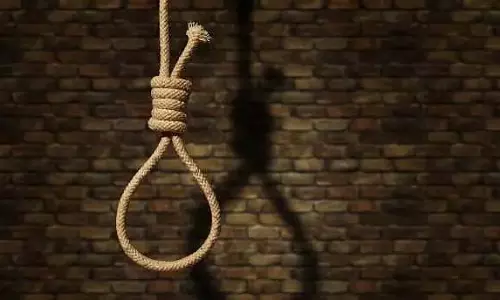 डिंडोरी में महिला और उसके दो बच्चों के हाथ-पैर बंधे हुए शव फंदे से लटके मिले