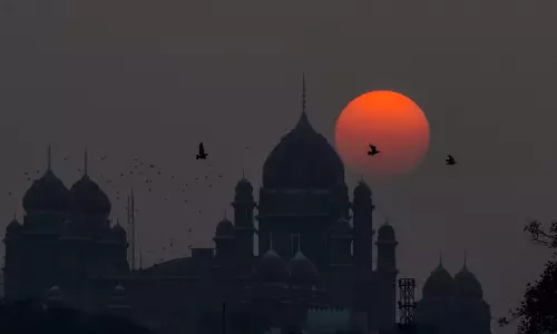 Telangana HC ने भूमि विवाद के लिए राजस्व कर्मचारियों को फटकार लगाई Telangana HC ने भूमि विवाद के लिए राजस्व कर्मचारियों को फटकार लगाई