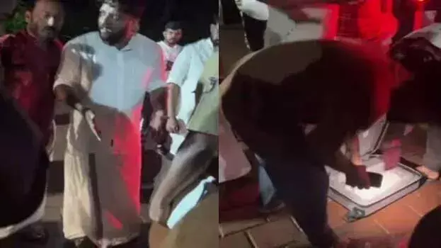 Kerala: नीलांबुर में पुलिस ने शफी और राहुल को ले जा रही कार को रोका; बैग की तलाशी ली Kerala: नीलांबुर में पुलिस ने शफी और राहुल को ले जा रही कार को रोका; बैग की तलाशी ली