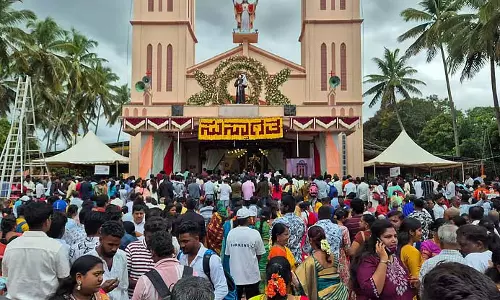 सेंट एंथोनी का वार्षिक उत्सव: भक्तगण मुडीकोट पहनते हैं और मोमबत्तियाँ जलाते हैं