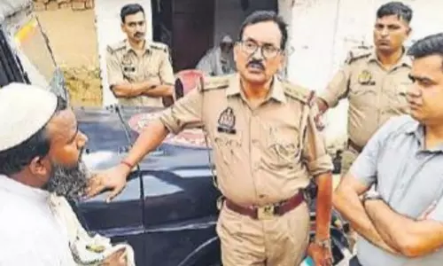 Bareilly: जुमे की नमाज को लेकर भौआपुर में तैनात रहा पुलिस बल Bareilly: जुमे की नमाज को लेकर भौआपुर में तैनात रहा पुलिस बल