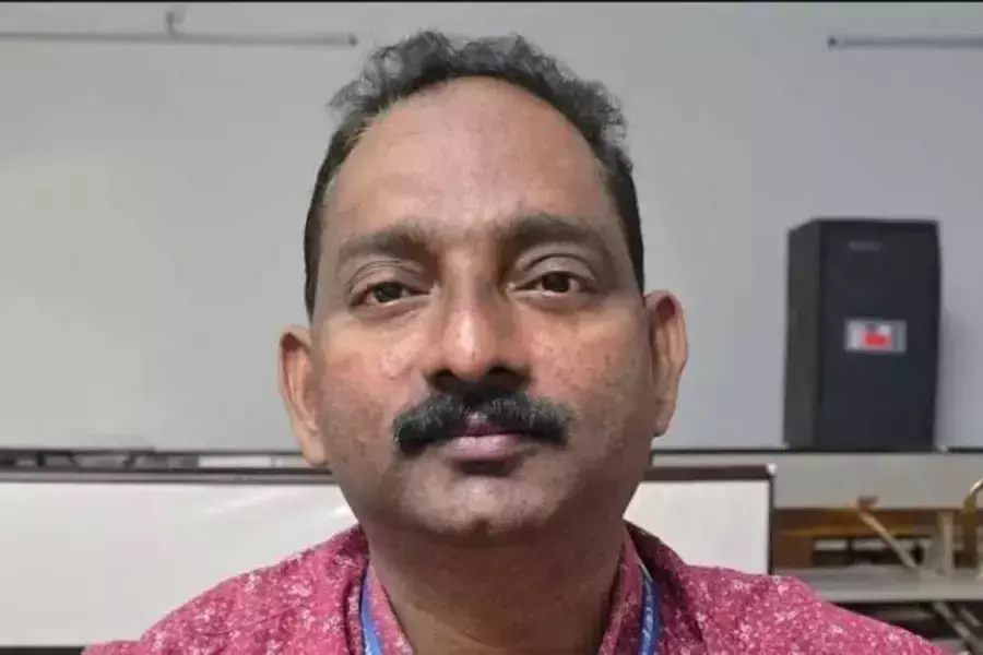Kasargod कलेक्टर ने वेल्लारीकुंडु उप तहसीलदार को बर्खास्त करने की सिफारिश की Kasargod कलेक्टर ने वेल्लारीकुंडु उप तहसीलदार को बर्खास्त करने की सिफारिश की