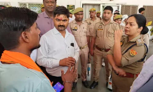 Farrukhabad: लापता युवक की तलाश और न्याय की मांग में परिजनों का धरना प्रदर्शन