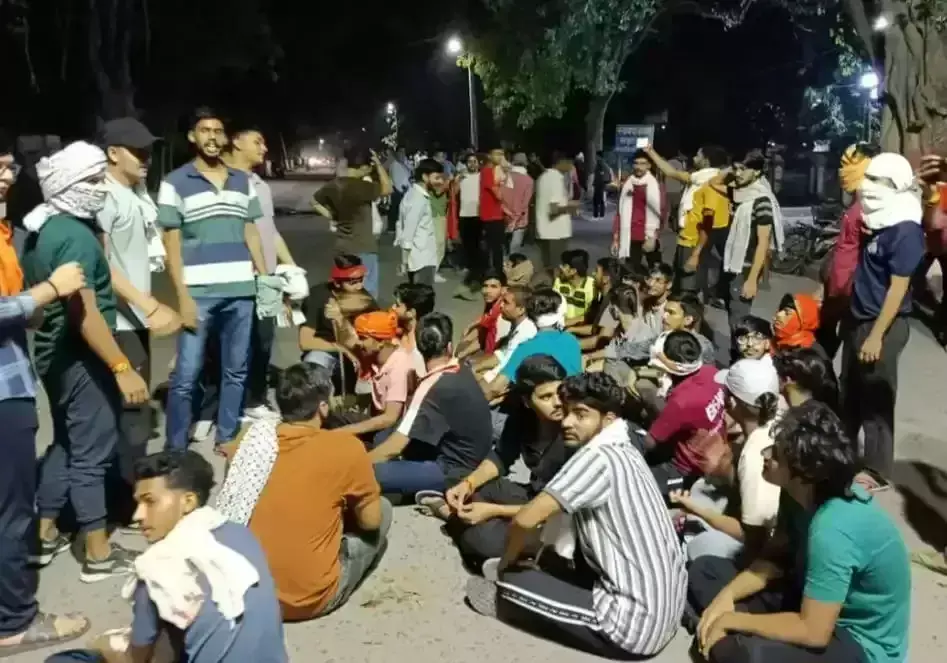 Ranchi: हॉस्टल खाली कराने पर छात्रों का हंगामा, पुलिस को रोका गया Ranchi: हॉस्टल खाली कराने पर छात्रों का हंगामा, पुलिस को रोका गया