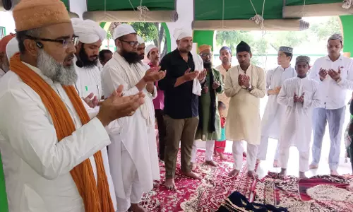 Farrukhabad: लोको दरगाह में 16वीं शरीफ की रौनक, अकीदतमंदों ने टेका माथा Farrukhabad: लोको दरगाह में 16वीं शरीफ की रौनक, अकीदतमंदों ने टेका माथा