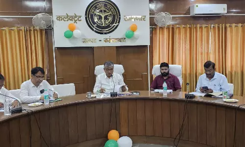 Farrukhabad: जिलाधिकारी ने योजनाओं की प्रगति पर जताई चिंता, क्रियान्वयन में तेजी लाने के निर्देश