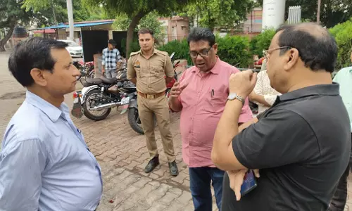 Farrukhabad: लोहिया के कर्मचारियों संग विद्युत कनेक्शन को लेकर अधिकारियों की बैठक
