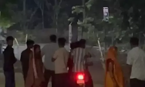 थाना परिसर में हंगामा, पूर्व पार्षद का नाम आ रहा