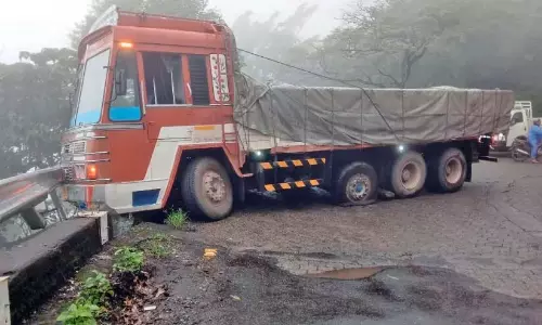 Kerala : सड़क पर लॉरी का नियंत्रण खो गया और वह बैरिकेड से टकरा गई Kerala : सड़क पर लॉरी का नियंत्रण खो गया और वह बैरिकेड से टकरा गई