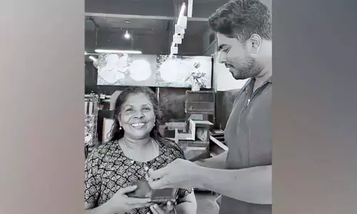 मछली बाजार में खोया पर्स; पहले दुख, फिर खुशी