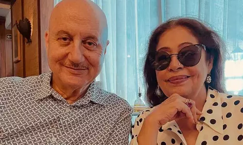 किरण के जन्मदिन पर अनुपम का प्यार छलका – कहा ‘तुम मेरी ताकत हो’ किरण के जन्मदिन पर अनुपम का प्यार छलका – कहा ‘तुम मेरी ताकत हो’
