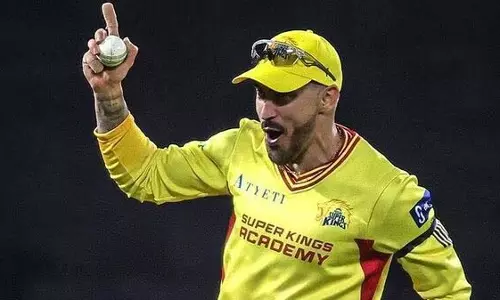 Faf du Plessis ने 40 की उम्र में सुपरमैन जैसा कैच लपका