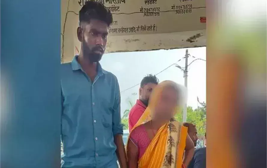 Amethi: पति ने पत्नी को प्रेमी संग जाने दिया, 13 साल की शादी पर लगा विराम Amethi: पति ने पत्नी को प्रेमी संग जाने दिया, 13 साल की शादी पर लगा विराम