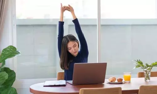 व्यस्त कार्यदिवस के बाद तनाव दूर करने के लिए 10 हल्के स्ट्रेच