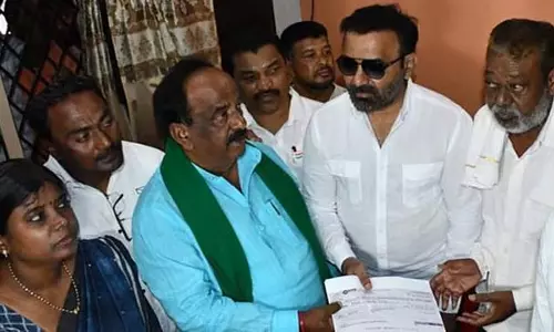 Hubli : संतोष लाड ने मृतक हुसैन साब कलसा के परिवार को 5 लाख का मुआवजा वितरित किया