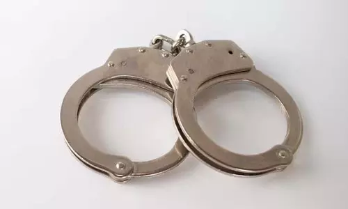 Rajasthan में एक व्यक्ति ने हथकड़ी लगाकर चाय परोसकर दहेज का विरोध किया