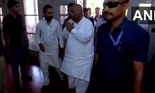 कांग्रेस अध्यक्ष मल्लिकार्जुन खड़गे अहमदाबाद सिविल अस्पताल पहुंचे कांग्रेस अध्यक्ष मल्लिकार्जुन खड़गे अहमदाबाद सिविल अस्पताल पहुंचे