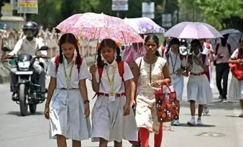 Dibrugarh में स्कूली छात्र बेहोश, प्रशासन ने स्कूलों का समय बदला Dibrugarh में स्कूली छात्र बेहोश, प्रशासन ने स्कूलों का समय बदला