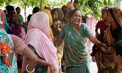 गुजरात विमान हादसा: माँ को खाना पहुँचाते समय बेटे की मौत