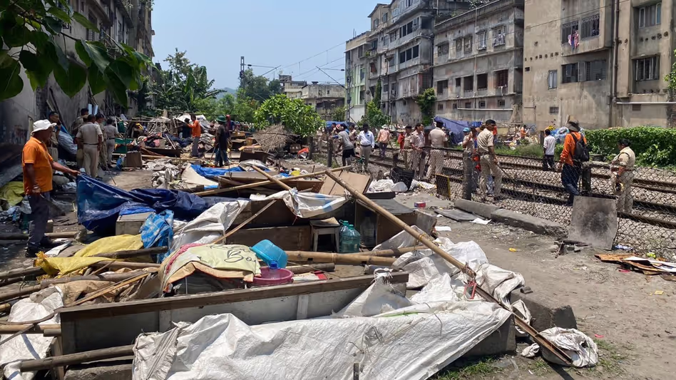 Guwahati स्टेशनों के बीच बड़े पैमाने पर बेदखली अभियान चलाकर 29 अवैध संरचनाओं को ध्वस्त किया Guwahati स्टेशनों के बीच बड़े पैमाने पर बेदखली अभियान चलाकर 29 अवैध संरचनाओं को ध्वस्त किया