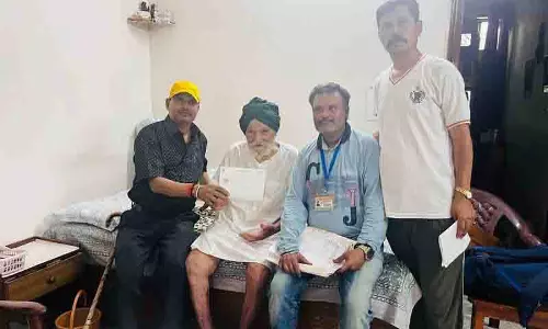 Ludhiana पश्चिम उपचुनाव, 240 वरिष्ठ नागरिकों ने घर से ही किया मतदान Ludhiana पश्चिम उपचुनाव, 240 वरिष्ठ नागरिकों ने घर से ही किया मतदान