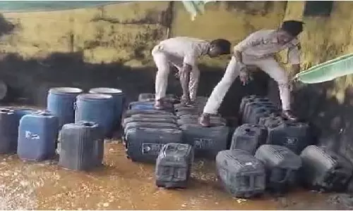 Cuttack: 4,850 लीटर देशी शराब जब्त, एक गिरफ्तार