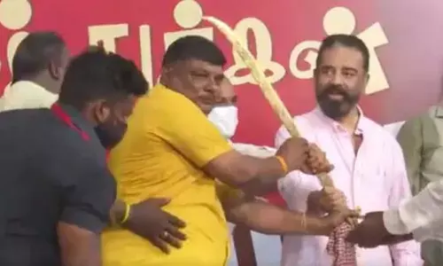 अभिनेता Kamal Haasan को एक व्यक्ति द्वारा तलवार उपहार में दिए जाने पर गुस्सा आया। अभिनेता Kamal Haasan को एक व्यक्ति द्वारा तलवार उपहार में दिए जाने पर गुस्सा आया।