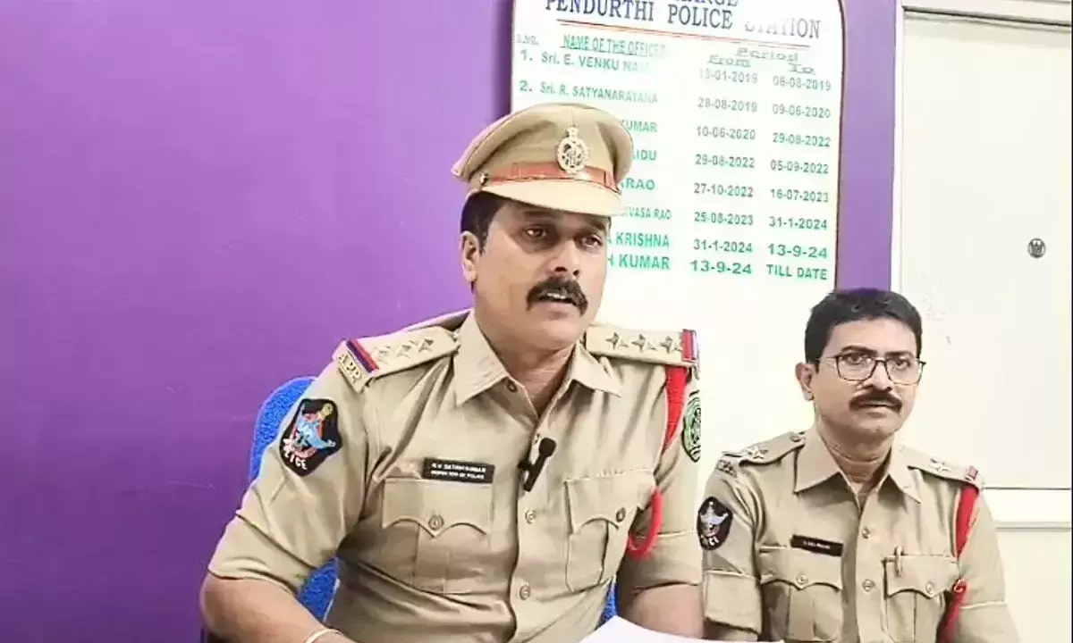 Andhra: दम्पति से जबरन वसूली करने वाला फर्जी पुलिस अधिकारी गिरफ्तार Andhra: दम्पति से जबरन वसूली करने वाला फर्जी पुलिस अधिकारी गिरफ्तार