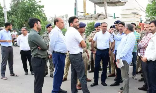 मंडलायुक्त, पुलिस महानिरीक्षक ने यात्री निवास Bhagwati नगर में व्यवस्थाओं की समीक्षा की