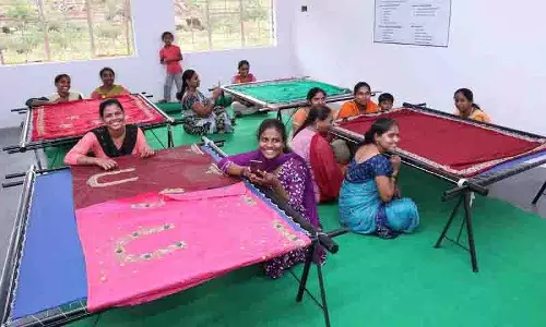 FLO हैदराबाद ने 2,000 महिलाओं को सशक्त बनाने के लिए ग्रामीण कौशल केंद्र खोला FLO हैदराबाद ने 2,000 महिलाओं को सशक्त बनाने के लिए ग्रामीण कौशल केंद्र खोला